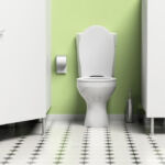 Miért nem érik el a padlót a nyilvános mosdók ajtajai?