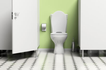 Miért nem érik el a padlót a nyilvános mosdók ajtajai?