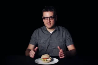 A férfi, aki félmillió forintból, fél év alatt készített el egyetlen hamburgert