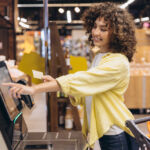 Pörgős bevásárlás vagy a vásárlók kihasználása? Az önkiszolgáló kasszák megosztó jelensége