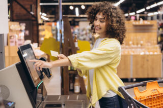 Pörgős bevásárlás vagy a vásárlók kihasználása? Az önkiszolgáló kasszák megosztó jelensége