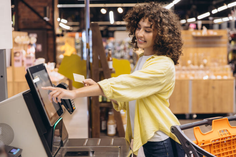 Pörgős bevásárlás vagy a vásárlók kihasználása? Az önkiszolgáló kasszák megosztó jelensége