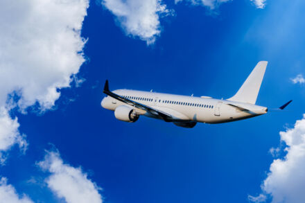 Elképesztő sebességgel repült egy utasszállítógép a napokban! Mi volt a háttérben?