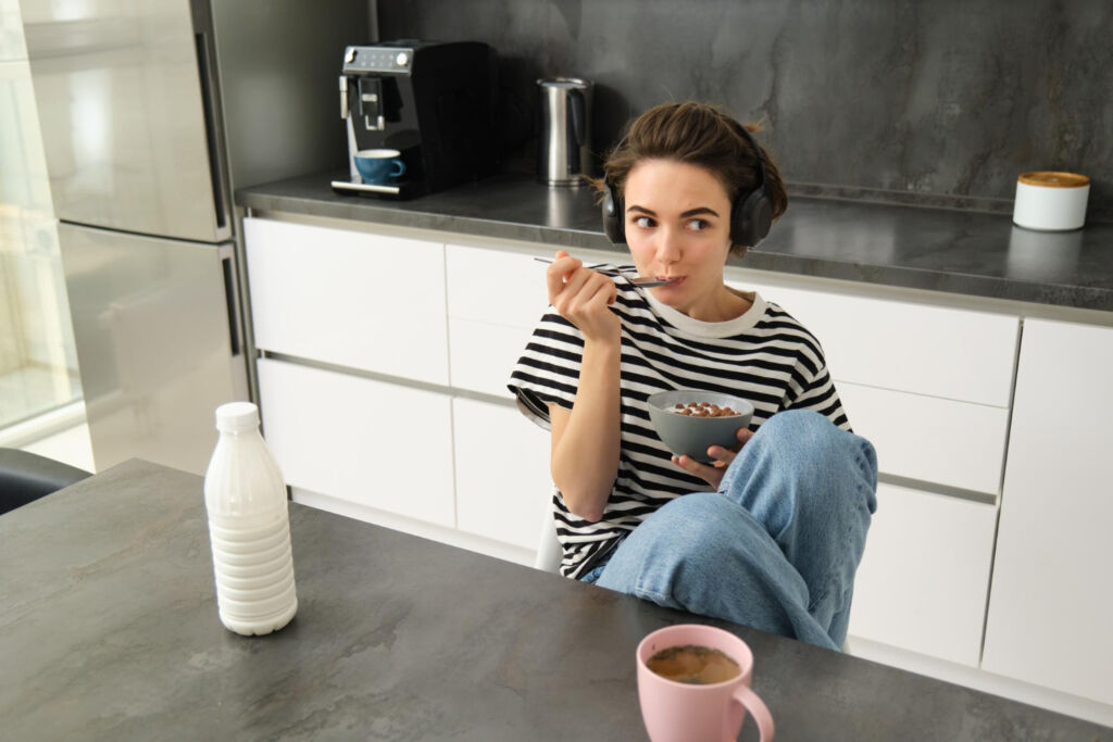 Háború a közös hűtőnél: amikor az irodai üzenetváltás átlépi a határt