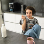 Háború a közös hűtőnél: amikor az irodai üzenetváltás átlépi a határt