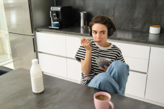 Háború a közös hűtőnél: amikor az irodai üzenetváltás átlépi a határt