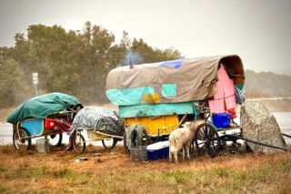 Sátorban a hegyek között: így neveli gyermekeit a vadonban a bátor édesanya