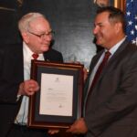 Warren Buffett sikerről és boldogságról vallott filozófiája: 5 dolog, amit érdemes elengednünk